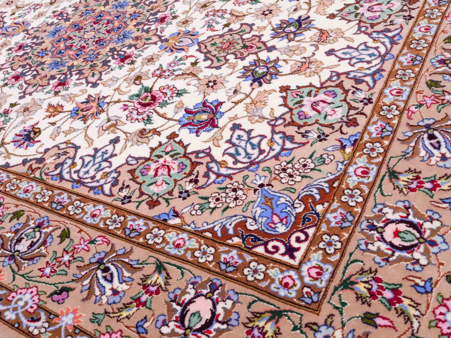 Handgeknüpfter "Mazaheri" Isfahan Perserteppich von Khademi aus Wolle mit Seide, beige, creme. Feiner, persischer Teppich mit Medaillon, signiert. Orientteppich handgeknüpft in Iran. Größe: 165 x 107 cm. Teppichnummer: DB3-1045. Jupiter Intl.