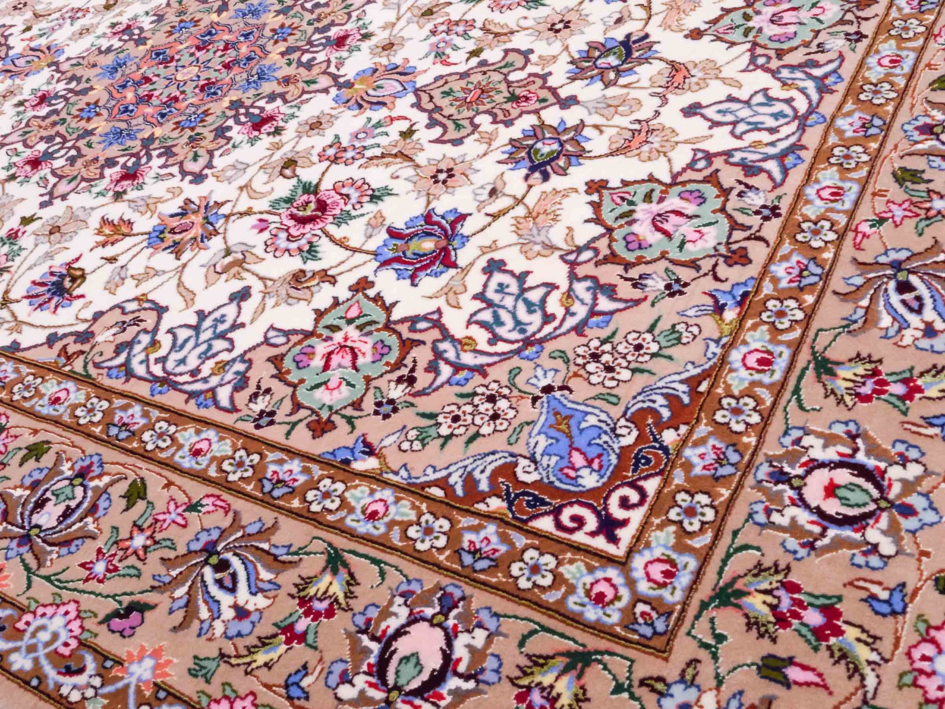 Handgeknüpfter "Mazaheri" Isfahan Perserteppich von Khademi aus Wolle mit Seide, beige, creme. Feiner, persischer Teppich mit Medaillon, signiert. Orientteppich handgeknüpft in Iran. Größe: 165 x 107 cm. Teppichnummer: DB3-1045. Jupiter Intl.