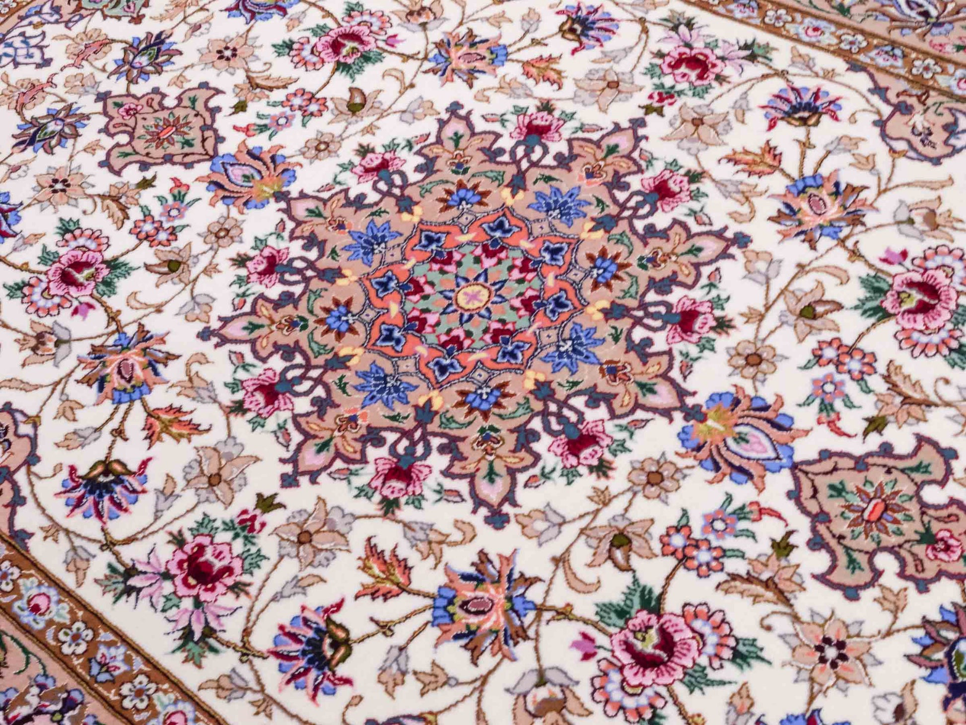 Handgeknüpfter "Mazaheri" Isfahan Perserteppich von Khademi aus Wolle mit Seide, beige, creme. Feiner, persischer Teppich mit Medaillon, signiert. Orientteppich handgeknüpft in Iran. Größe: 165 x 107 cm. Teppichnummer: DB3-1045. Jupiter Intl.