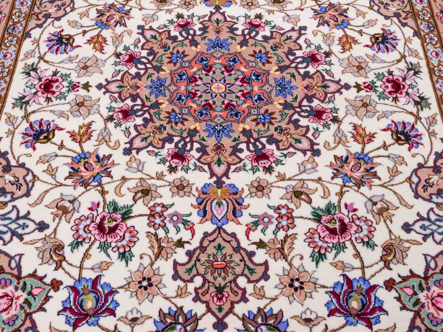 Handgeknüpfter "Mazaheri" Isfahan Perserteppich von Khademi aus Wolle mit Seide, beige, creme. Feiner, persischer Teppich mit Medaillon, signiert. Orientteppich handgeknüpft in Iran. Größe: 165 x 107 cm. Teppichnummer: DB3-1045. Jupiter Intl.