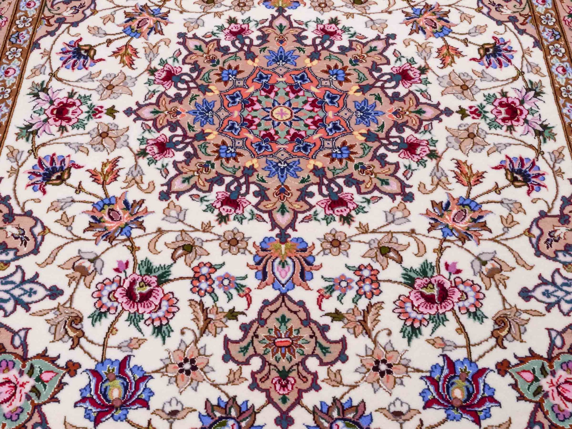 Handgeknüpfter "Mazaheri" Isfahan Perserteppich von Khademi aus Wolle mit Seide, beige, creme. Feiner, persischer Teppich mit Medaillon, signiert. Orientteppich handgeknüpft in Iran. Größe: 165 x 107 cm. Teppichnummer: DB3-1045. Jupiter Intl.