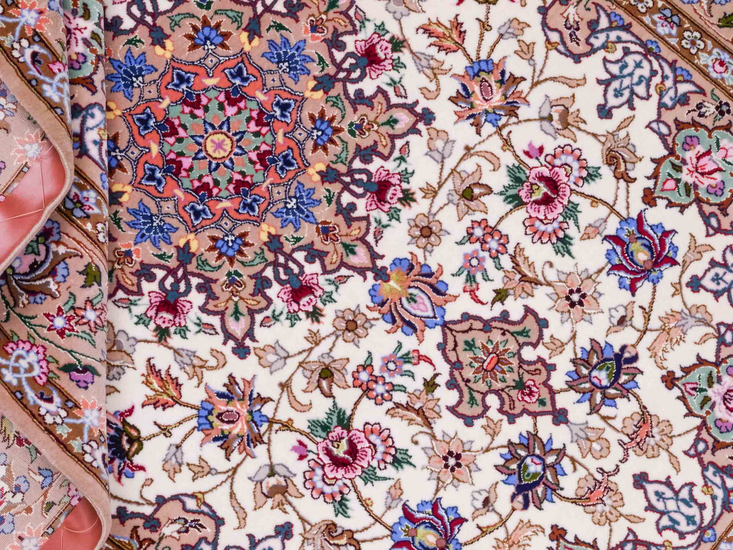 Handgeknüpfter "Mazaheri" Isfahan Perserteppich von Khademi aus Wolle mit Seide, beige, creme. Feiner, persischer Teppich mit Medaillon, signiert. Orientteppich handgeknüpft in Iran. Größe: 165 x 107 cm. Teppichnummer: DB3-1045. Jupiter Intl.