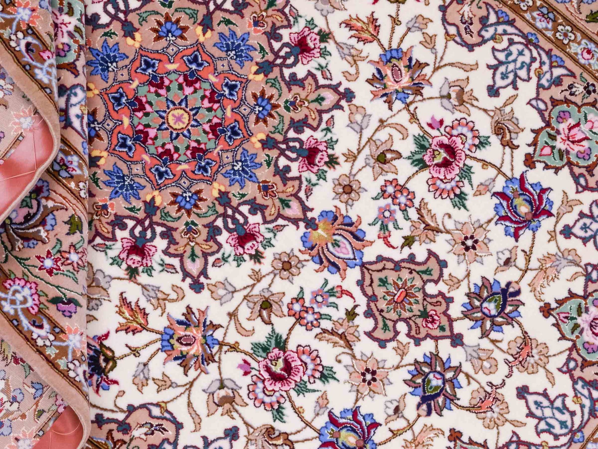 Handgeknüpfter "Mazaheri" Isfahan Perserteppich von Khademi aus Wolle mit Seide, beige, creme. Feiner, persischer Teppich mit Medaillon, signiert. Orientteppich handgeknüpft in Iran. Größe: 165 x 107 cm. Teppichnummer: DB3-1045. Jupiter Intl.