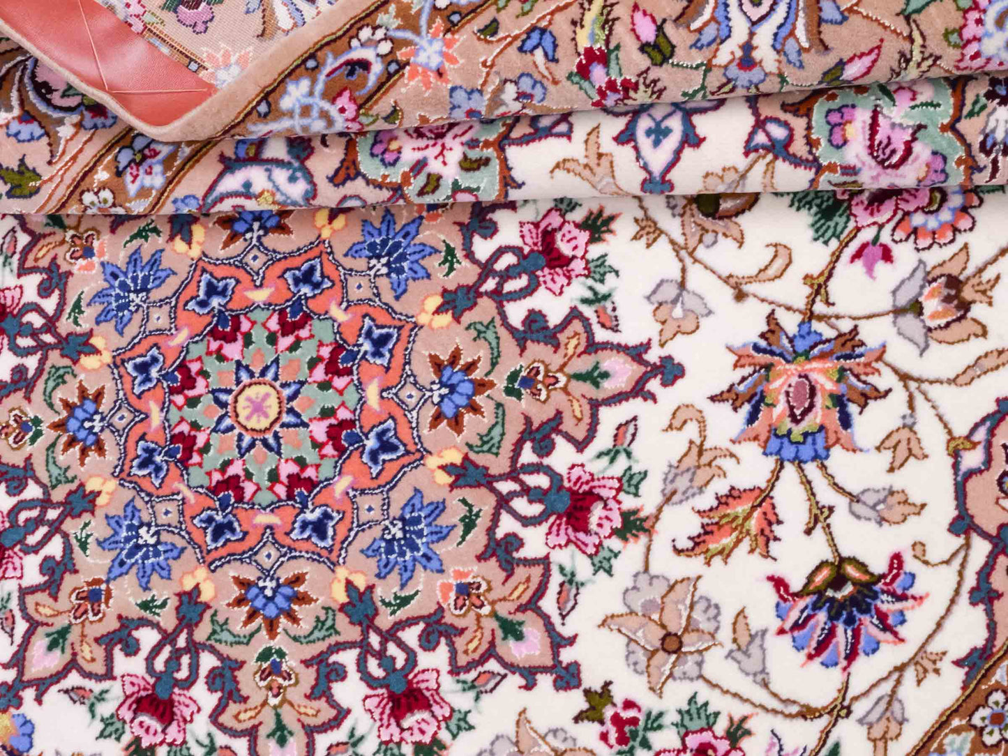 Handgeknüpfter "Mazaheri" Isfahan Perserteppich von Khademi aus Wolle mit Seide, beige, creme. Feiner, persischer Teppich mit Medaillon, signiert. Orientteppich handgeknüpft in Iran. Größe: 165 x 107 cm. Teppichnummer: DB3-1045. Jupiter Intl.