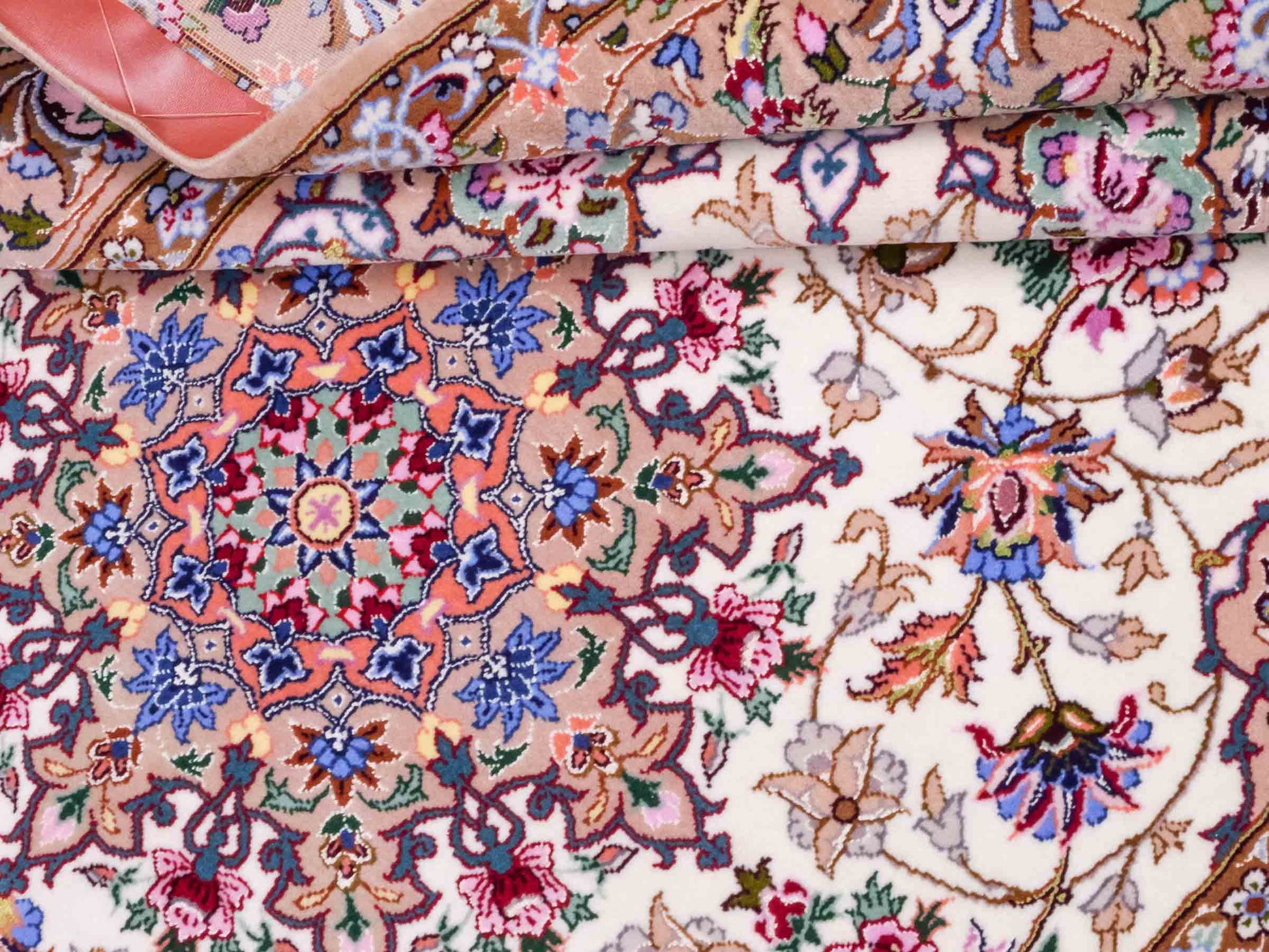 Handgeknüpfter "Mazaheri" Isfahan Perserteppich von Khademi aus Wolle mit Seide, beige, creme. Feiner, persischer Teppich mit Medaillon, signiert. Orientteppich handgeknüpft in Iran. Größe: 165 x 107 cm. Teppichnummer: DB3-1045. Jupiter Intl.