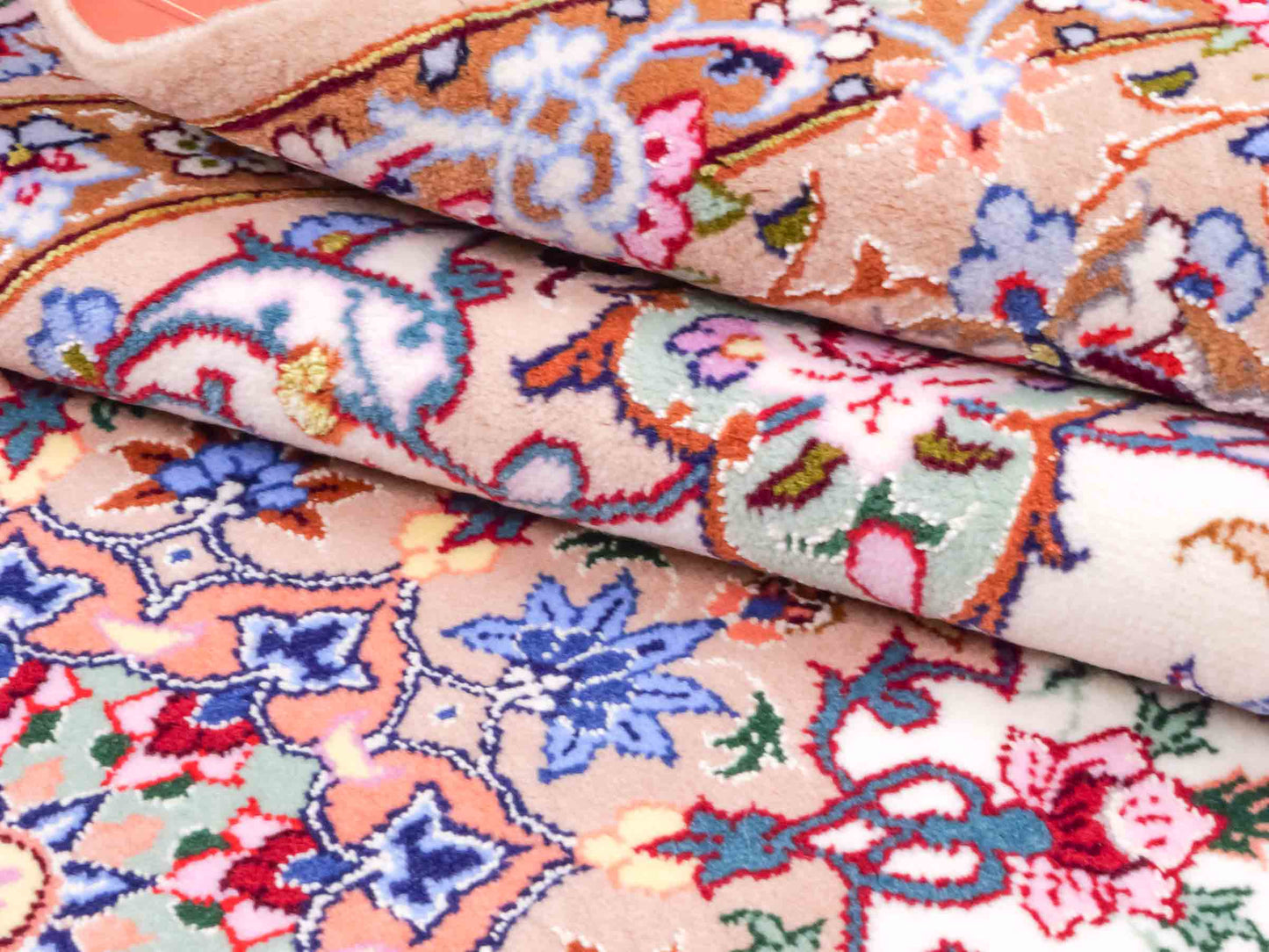 Handgeknüpfter "Mazaheri" Isfahan Perserteppich von Khademi aus Wolle mit Seide, beige, creme. Feiner, persischer Teppich mit Medaillon, signiert. Orientteppich handgeknüpft in Iran. Größe: 165 x 107 cm. Teppichnummer: DB3-1045. Jupiter Intl.