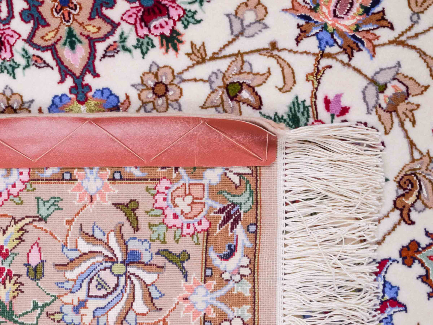 Handgeknüpfter "Mazaheri" Isfahan Perserteppich von Khademi aus Wolle mit Seide, beige, creme. Feiner, persischer Teppich mit Medaillon, signiert. Orientteppich handgeknüpft in Iran. Größe: 165 x 107 cm. Teppichnummer: DB3-1045. Jupiter Intl.