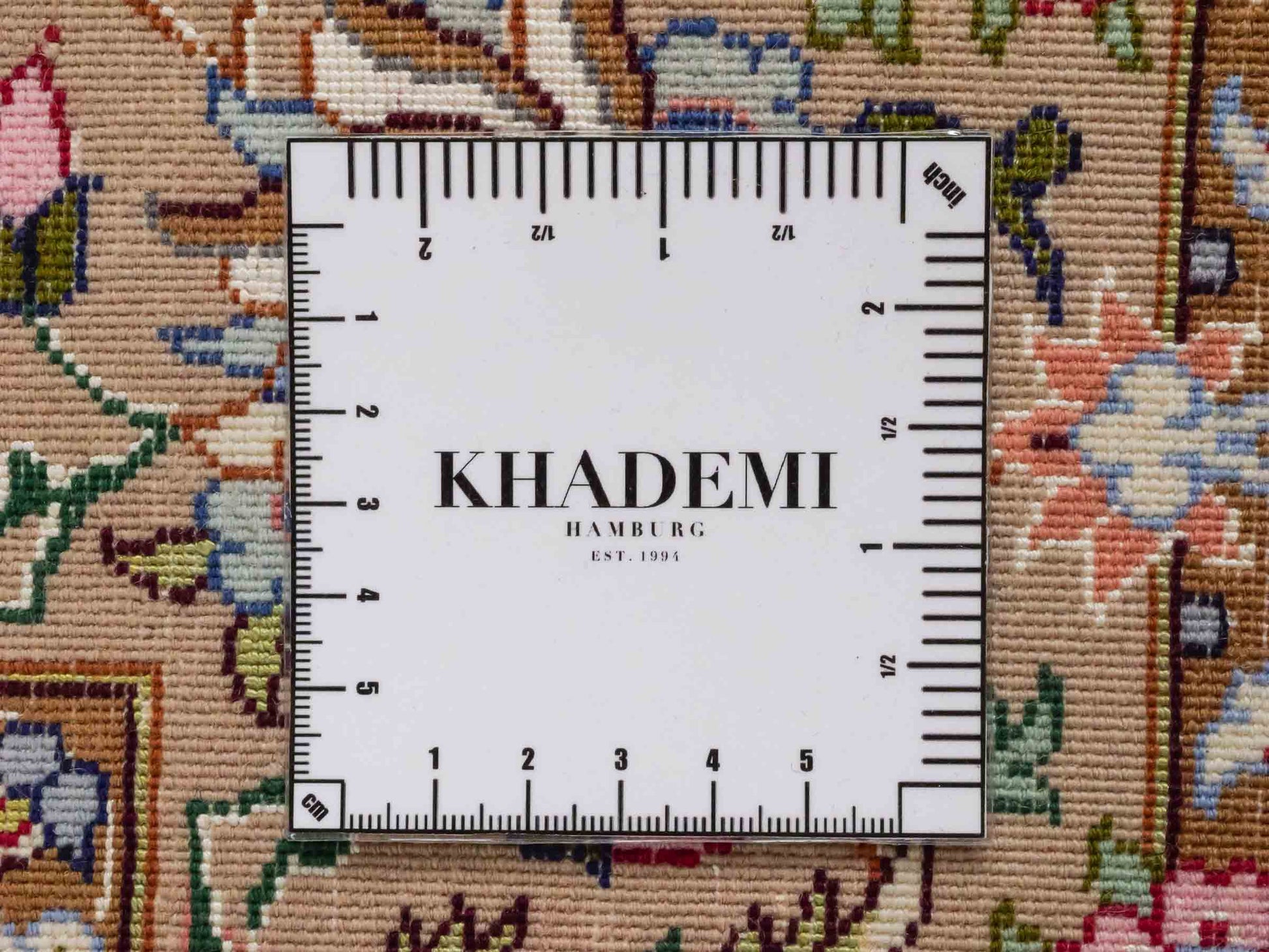 Handgeknüpfter "Mazaheri" Isfahan Perserteppich von Khademi aus Wolle mit Seide, beige, creme. Feiner, persischer Teppich mit Medaillon, signiert. Orientteppich handgeknüpft in Iran. Größe: 165 x 107 cm. Teppichnummer: DB3-1045. Jupiter Intl.