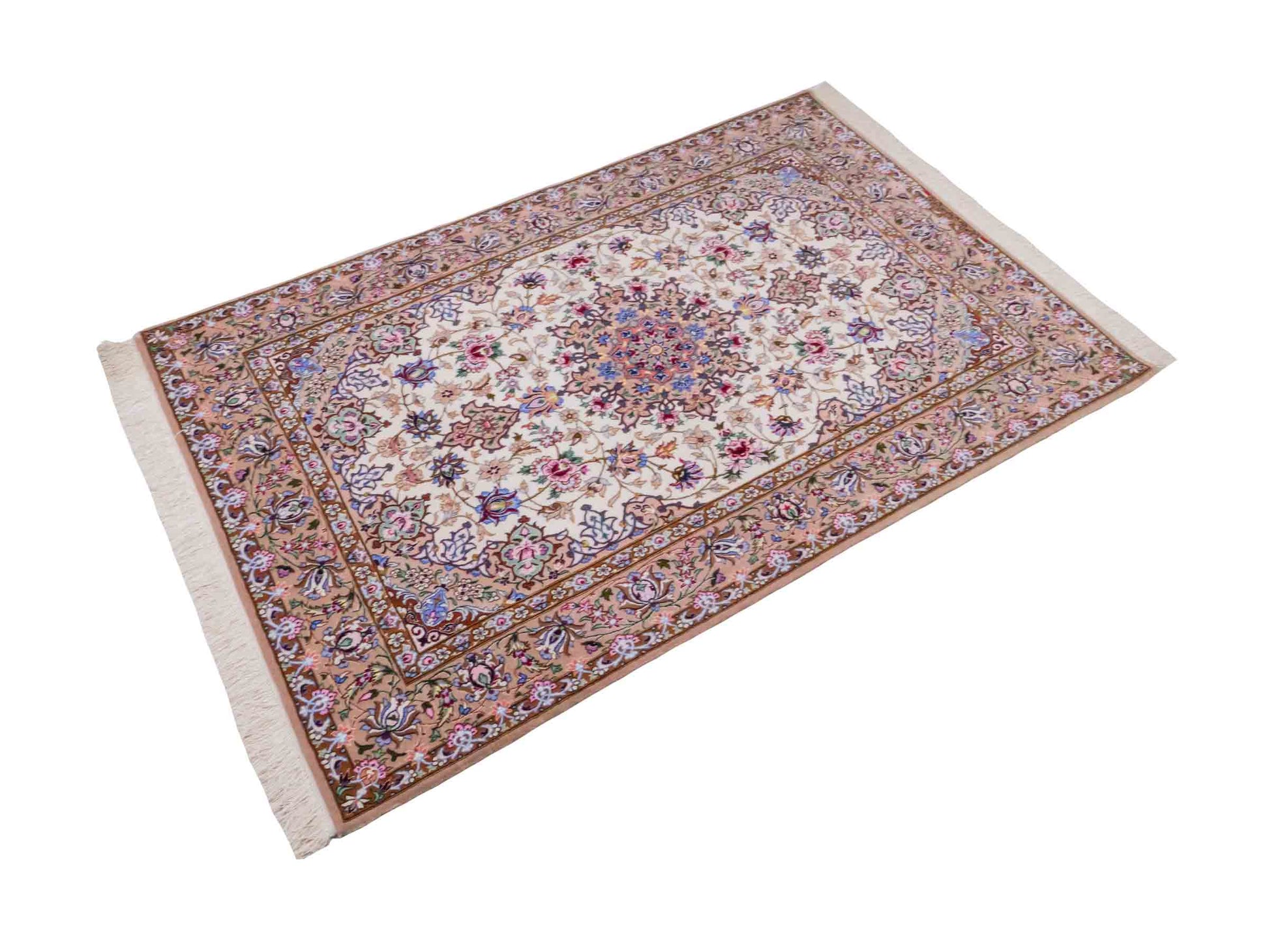 Handgeknüpfter "Mazaheri" Isfahan Perserteppich von Khademi aus Wolle mit Seide, beige, creme. Feiner, persischer Teppich mit Medaillon, signiert. Orientteppich handgeknüpft in Iran. Größe: 165 x 107 cm. Teppichnummer: DB3-1045. Jupiter Intl.