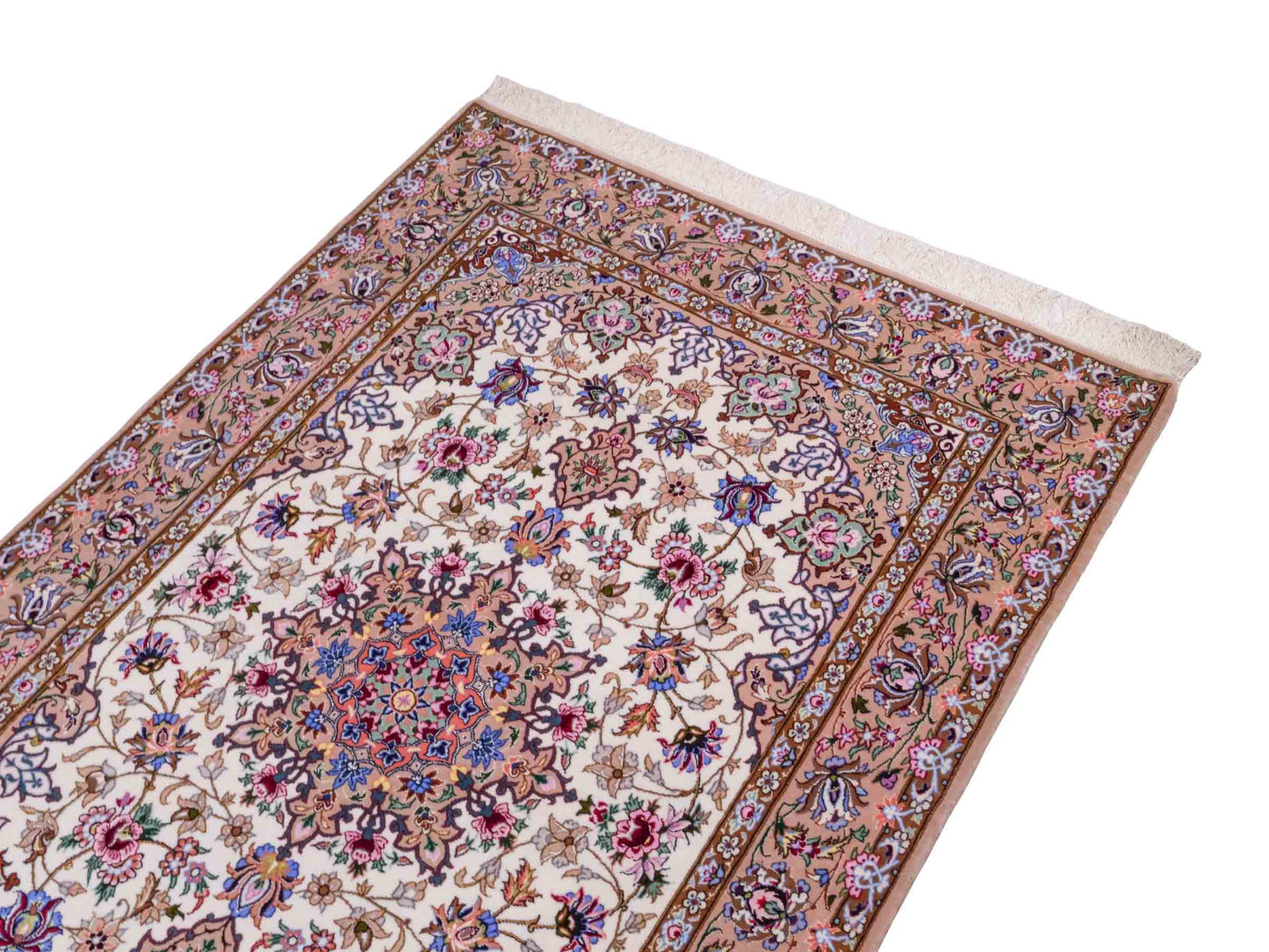 Handgeknüpfter "Mazaheri" Isfahan Perserteppich von Khademi aus Wolle mit Seide, beige, creme. Feiner, persischer Teppich mit Medaillon, signiert. Orientteppich handgeknüpft in Iran. Größe: 165 x 107 cm. Teppichnummer: DB3-1045. Jupiter Intl.