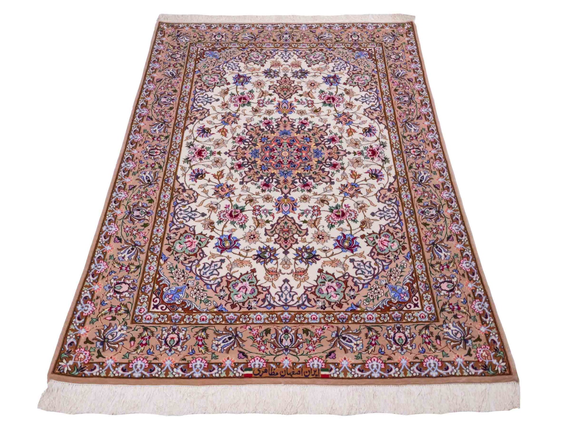 Handgeknüpfter "Mazaheri" Isfahan Perserteppich von Khademi aus Wolle mit Seide, beige, creme. Feiner, persischer Teppich mit Medaillon, signiert. Orientteppich handgeknüpft in Iran. Größe: 165 x 107 cm. Teppichnummer: DB3-1045. Jupiter Intl.