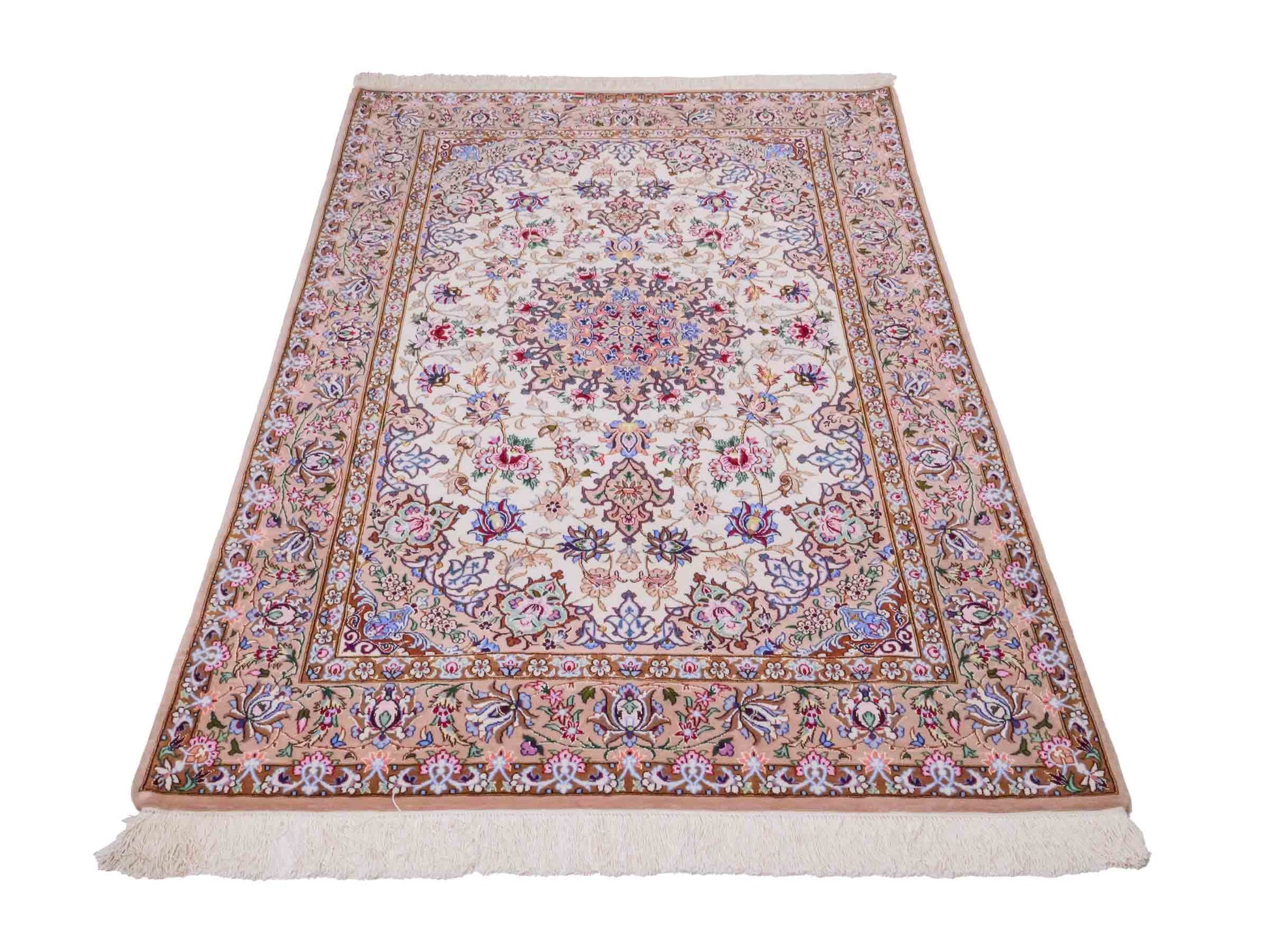 Handgeknüpfter "Mazaheri" Isfahan Perserteppich von Khademi aus Wolle mit Seide, beige, creme. Feiner, persischer Teppich mit Medaillon, signiert. Orientteppich handgeknüpft in Iran. Größe: 165 x 107 cm. Teppichnummer: DB3-1045. Jupiter Intl.