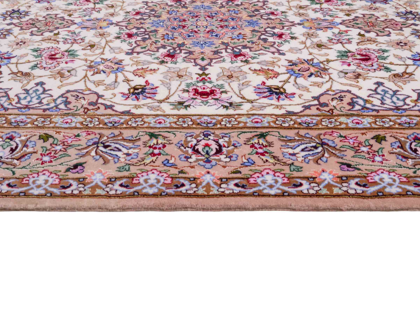 Handgeknüpfter "Mazaheri" Isfahan Perserteppich von Khademi aus Wolle mit Seide, beige, creme. Feiner, persischer Teppich mit Medaillon, signiert. Orientteppich handgeknüpft in Iran. Größe: 165 x 107 cm. Teppichnummer: DB3-1045. Jupiter Intl.