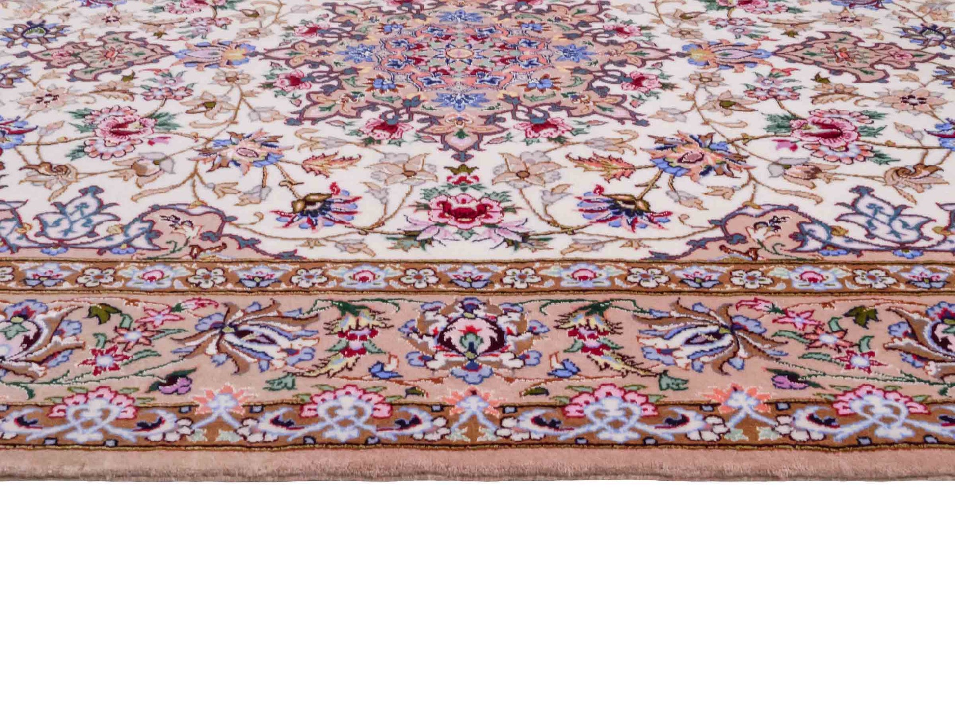 Handgeknüpfter "Mazaheri" Isfahan Perserteppich von Khademi aus Wolle mit Seide, beige, creme. Feiner, persischer Teppich mit Medaillon, signiert. Orientteppich handgeknüpft in Iran. Größe: 165 x 107 cm. Teppichnummer: DB3-1045. Jupiter Intl.