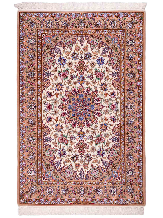 Handgeknüpfter "Mazaheri" Isfahan Perserteppich von Khademi aus Wolle mit Seide, beige, creme. Feiner, persischer Teppich mit Medaillon, signiert. Orientteppich, geknüpft in Iran. Größe: 165 x 109 cm. Teppichnummer: SB3-1054 | Jupiter Intl.