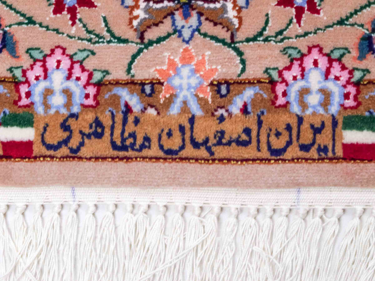 Handgeknüpfter "Mazaheri" Isfahan Perserteppich von Khademi aus Wolle mit Seide, beige, creme. Feiner, persischer Teppich mit Medaillon, signiert. Orientteppich, geknüpft in Iran. Größe: 165 x 109 cm. Teppichnummer: SB3-1054 | Jupiter Intl.