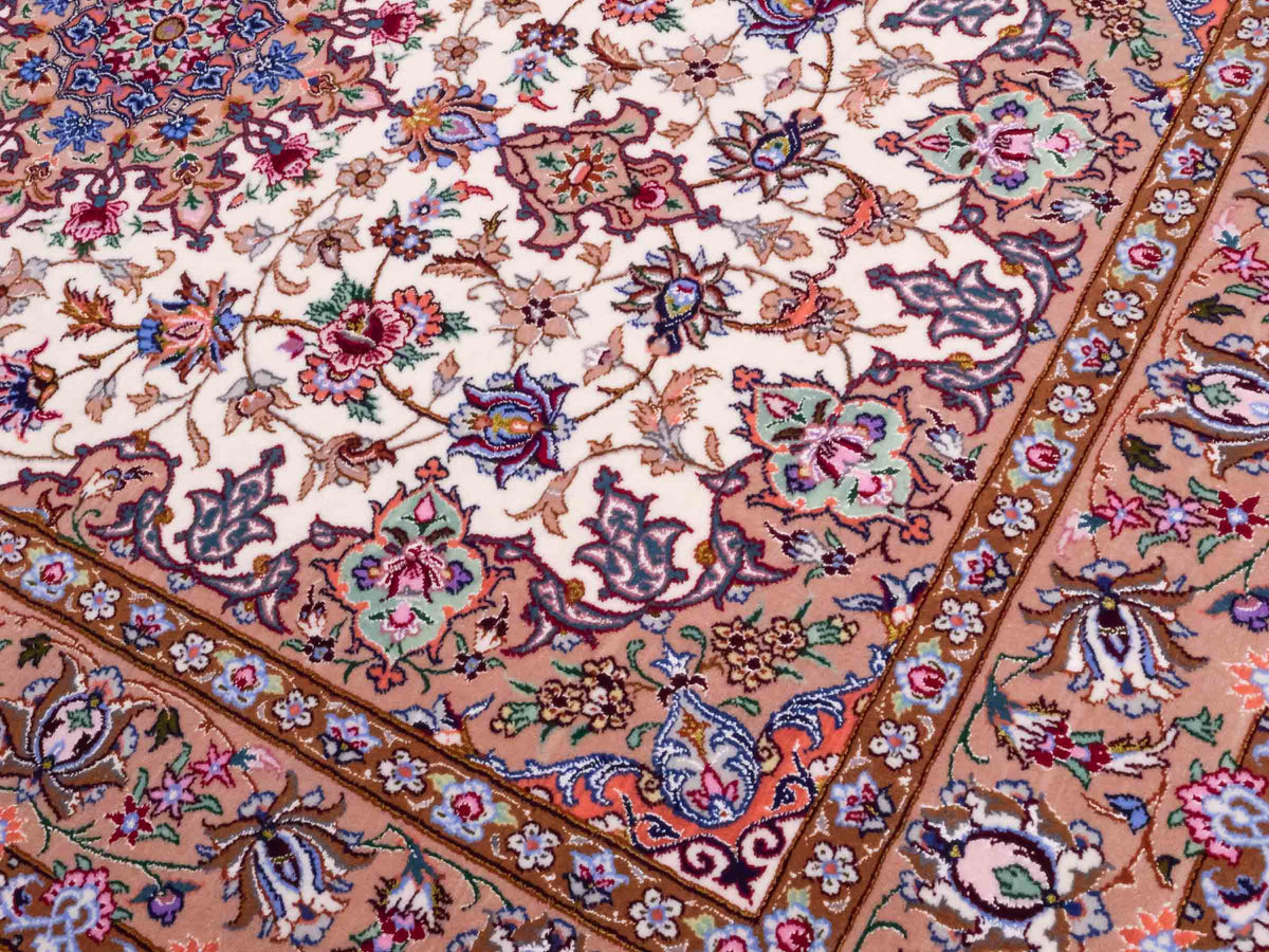 Handgeknüpfter "Mazaheri" Isfahan Perserteppich von Khademi aus Wolle mit Seide, beige, creme. Feiner, persischer Teppich mit Medaillon, signiert. Orientteppich, geknüpft in Iran. Größe: 165 x 109 cm. Teppichnummer: SB3-1054 | Jupiter Intl.