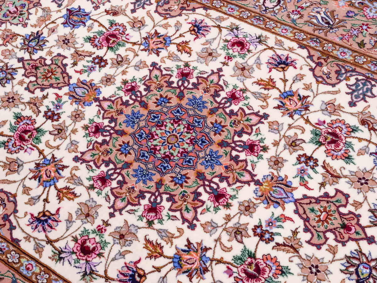 Handgeknüpfter "Mazaheri" Isfahan Perserteppich von Khademi aus Wolle mit Seide, beige, creme. Feiner, persischer Teppich mit Medaillon, signiert. Orientteppich, geknüpft in Iran. Größe: 165 x 109 cm. Teppichnummer: SB3-1054 | Jupiter Intl.