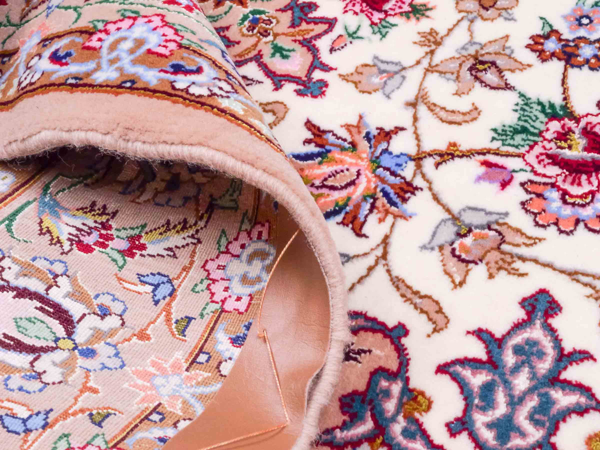 Handgeknüpfter "Mazaheri" Isfahan Perserteppich von Khademi aus Wolle mit Seide, beige, creme. Feiner, persischer Teppich mit Medaillon, signiert. Orientteppich, geknüpft in Iran. Größe: 165 x 109 cm. Teppichnummer: SB3-1054 | Jupiter Intl.