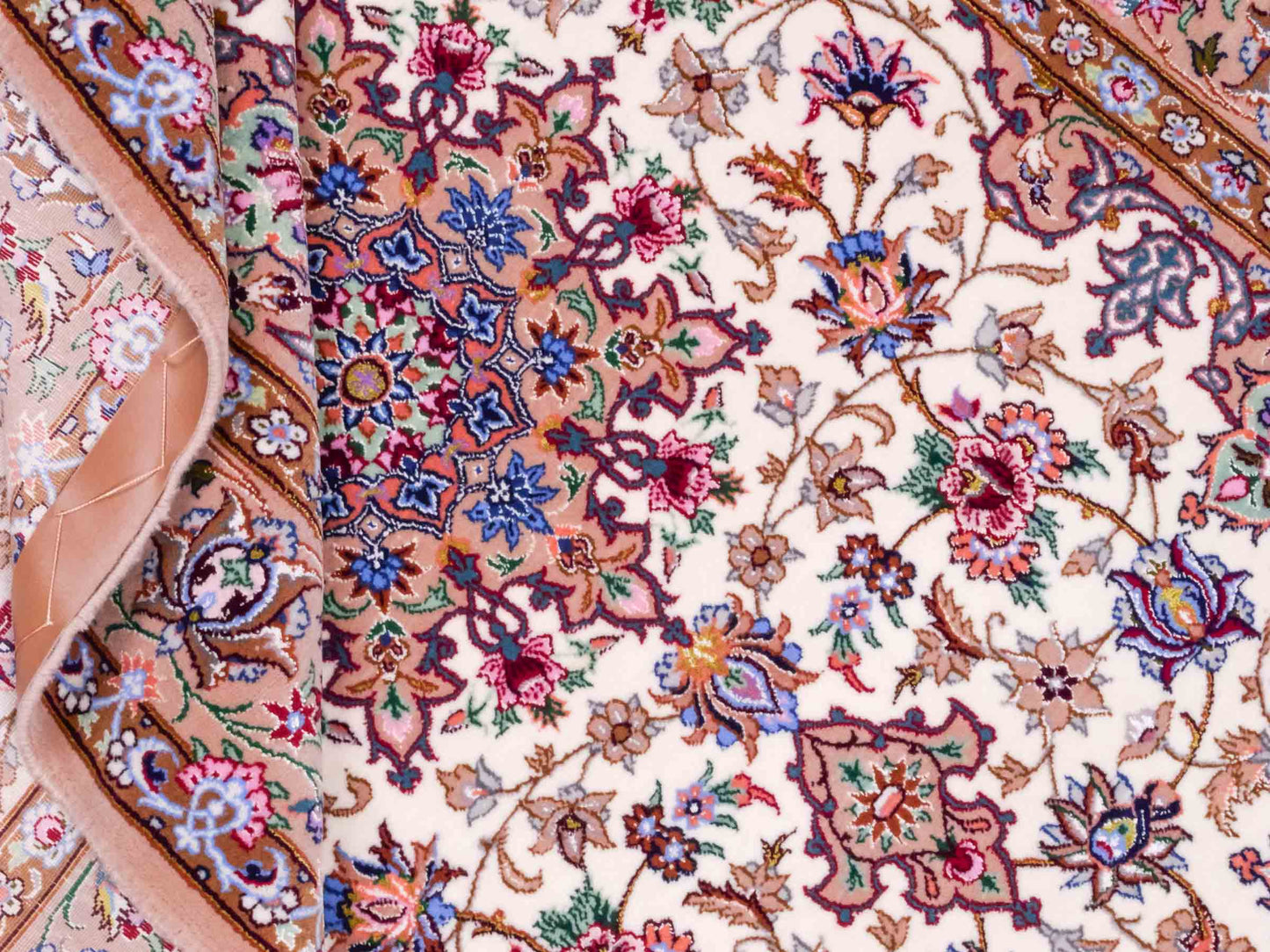 Handgeknüpfter "Mazaheri" Isfahan Perserteppich von Khademi aus Wolle mit Seide, beige, creme. Feiner, persischer Teppich mit Medaillon, signiert. Orientteppich, geknüpft in Iran. Größe: 165 x 109 cm. Teppichnummer: SB3-1054 | Jupiter Intl.
