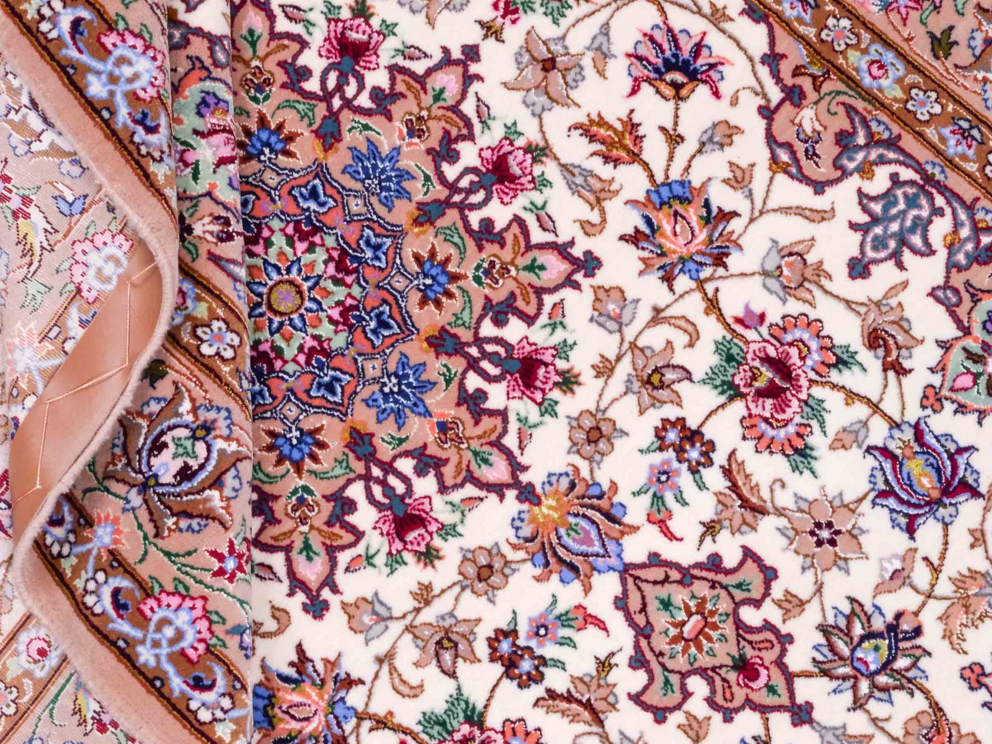 Handgeknüpfter "Mazaheri" Isfahan Perserteppich von Khademi aus Wolle mit Seide, beige, creme. Feiner, persischer Teppich mit Medaillon, signiert. Orientteppich, geknüpft in Iran. Größe: 165 x 109 cm. Teppichnummer: SB3-1054 | Jupiter Intl.