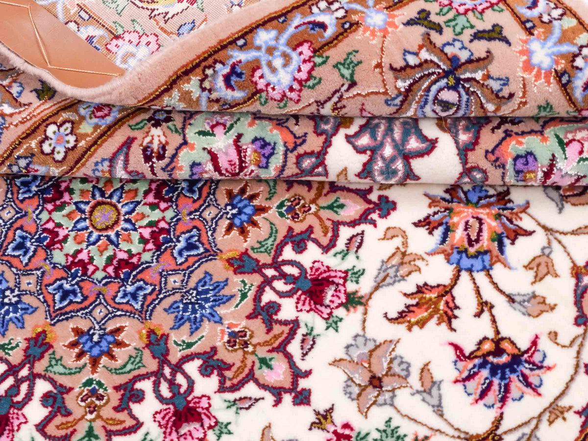 Handgeknüpfter "Mazaheri" Isfahan Perserteppich von Khademi aus Wolle mit Seide, beige, creme. Feiner, persischer Teppich mit Medaillon, signiert. Orientteppich, geknüpft in Iran. Größe: 165 x 109 cm. Teppichnummer: SB3-1054 | Jupiter Intl.