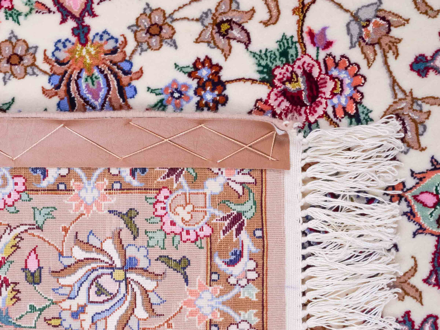 Handgeknüpfter "Mazaheri" Isfahan Perserteppich von Khademi aus Wolle mit Seide, beige, creme. Feiner, persischer Teppich mit Medaillon, signiert. Orientteppich, geknüpft in Iran. Größe: 165 x 109 cm. Teppichnummer: SB3-1054 | Jupiter Intl.