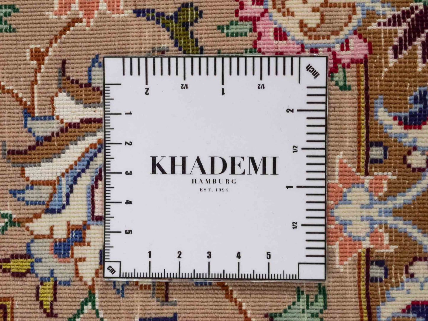 Handgeknüpfter "Mazaheri" Isfahan Perserteppich von Khademi aus Wolle mit Seide, beige, creme. Feiner, persischer Teppich mit Medaillon, signiert. Orientteppich, geknüpft in Iran. Größe: 165 x 109 cm. Teppichnummer: SB3-1054 | Jupiter Intl.