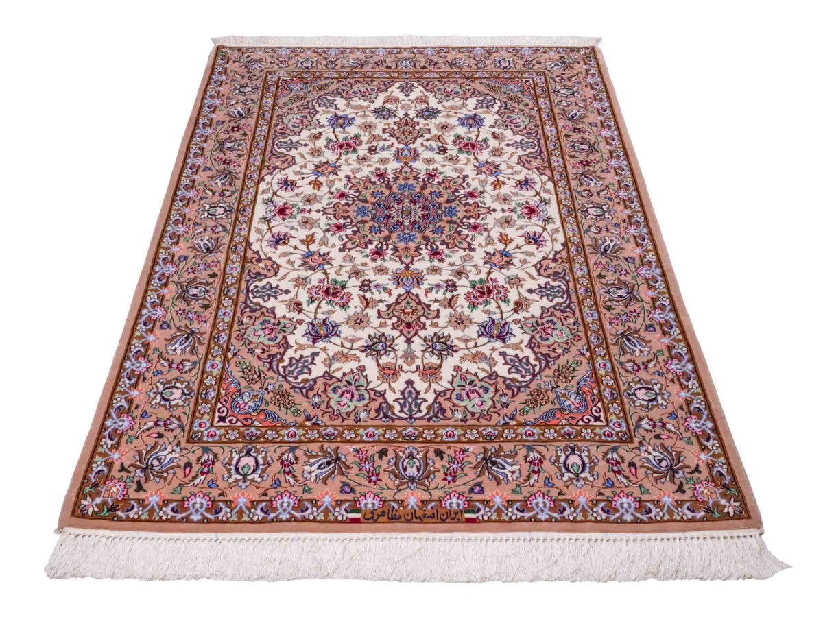 Handgeknüpfter "Mazaheri" Isfahan Perserteppich von Khademi aus Wolle mit Seide, beige, creme. Feiner, persischer Teppich mit Medaillon, signiert. Orientteppich, geknüpft in Iran. Größe: 165 x 109 cm. Teppichnummer: SB3-1054 | Jupiter Intl.