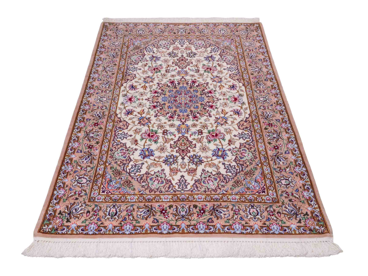 Handgeknüpfter "Mazaheri" Isfahan Perserteppich von Khademi aus Wolle mit Seide, beige, creme. Feiner, persischer Teppich mit Medaillon, signiert. Orientteppich, geknüpft in Iran. Größe: 165 x 109 cm. Teppichnummer: SB3-1054 | Jupiter Intl.