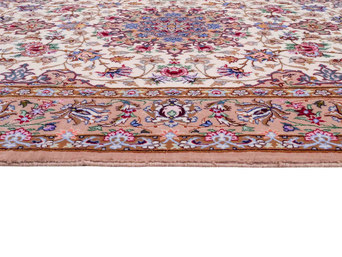 Handgeknüpfter "Mazaheri" Isfahan Perserteppich von Khademi aus Wolle mit Seide, beige, creme. Feiner, persischer Teppich mit Medaillon, signiert. Orientteppich, geknüpft in Iran. Größe: 165 x 109 cm. Teppichnummer: SB3-1054 | Jupiter Intl.