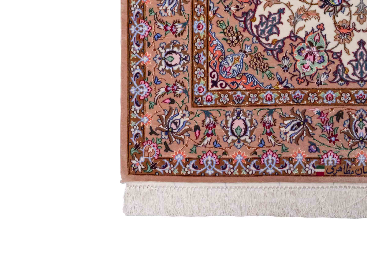 Handgeknüpfter "Mazaheri" Isfahan Perserteppich von Khademi aus Wolle mit Seide, beige, creme. Feiner, persischer Teppich mit Medaillon, signiert. Orientteppich, geknüpft in Iran. Größe: 165 x 109 cm. Teppichnummer: SB3-1054 | Jupiter Intl.
