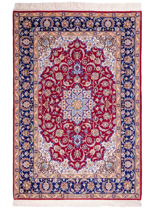 Handgeknüpfter "Entezari" Isfahan Perserteppich von Khademi aus Wolle mit Seide, rot. Feiner, persischer Teppich mit Medaillon, signiert. Orientteppich, geknüpft in Iran. Größe: 165 x 113 cm. Teppichnummer: SB3-1060 | Jupiter Intl.