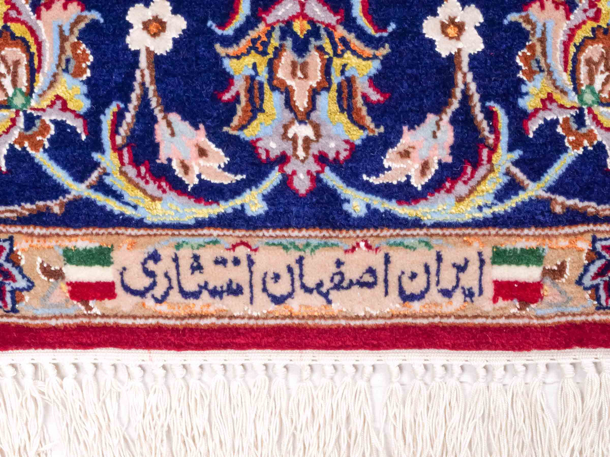 Handgeknüpfter "Entezari" Isfahan Perserteppich von Khademi aus Wolle mit Seide, rot. Feiner, persischer Teppich mit Medaillon, signiert. Orientteppich, geknüpft in Iran. Größe: 165 x 113 cm. Teppichnummer: SB3-1060 | Jupiter Intl.