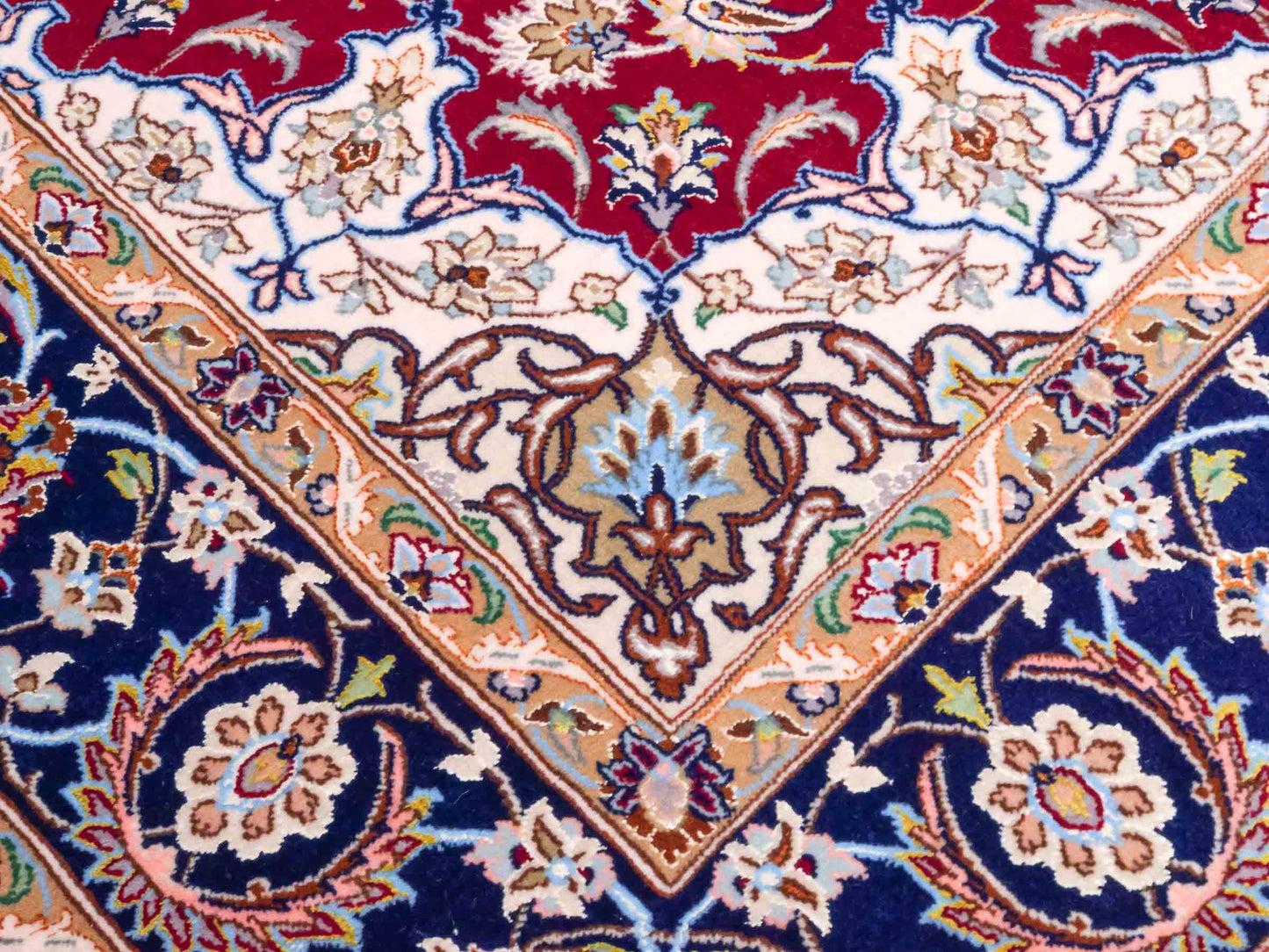 Handgeknüpfter "Entezari" Isfahan Perserteppich von Khademi aus Wolle mit Seide, rot. Feiner, persischer Teppich mit Medaillon, signiert. Orientteppich, geknüpft in Iran. Größe: 165 x 113 cm. Teppichnummer: SB3-1060 | Jupiter Intl.