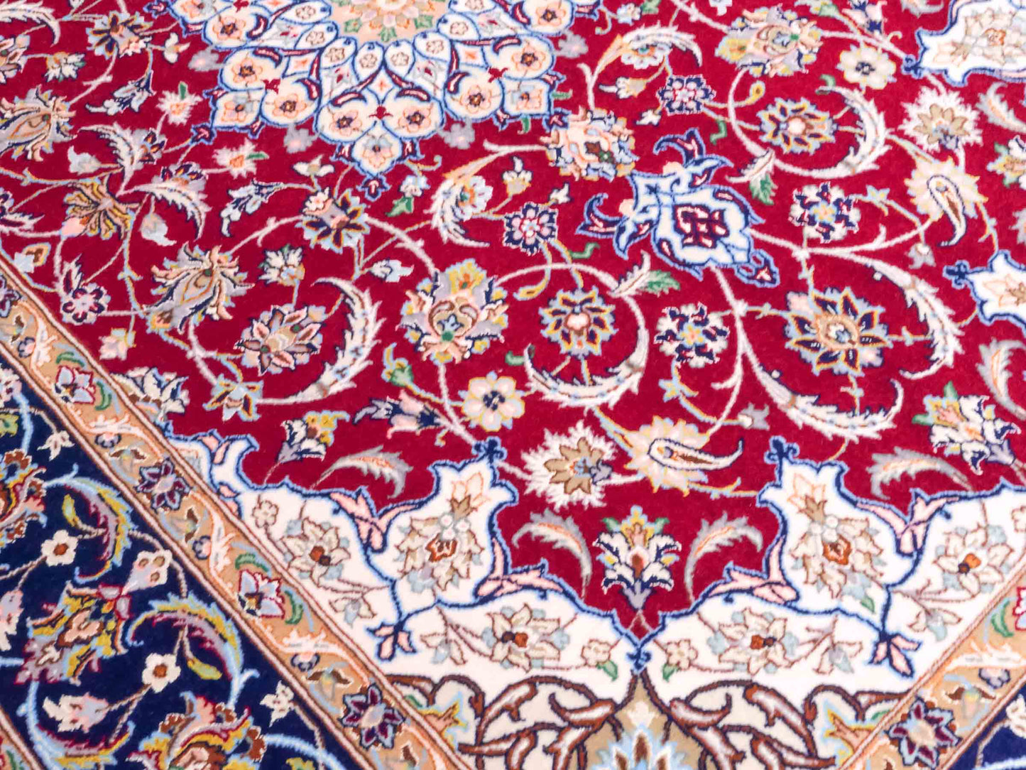 Handgeknüpfter "Entezari" Isfahan Perserteppich von Khademi aus Wolle mit Seide, rot. Feiner, persischer Teppich mit Medaillon, signiert. Orientteppich, geknüpft in Iran. Größe: 165 x 113 cm. Teppichnummer: SB3-1060 | Jupiter Intl.