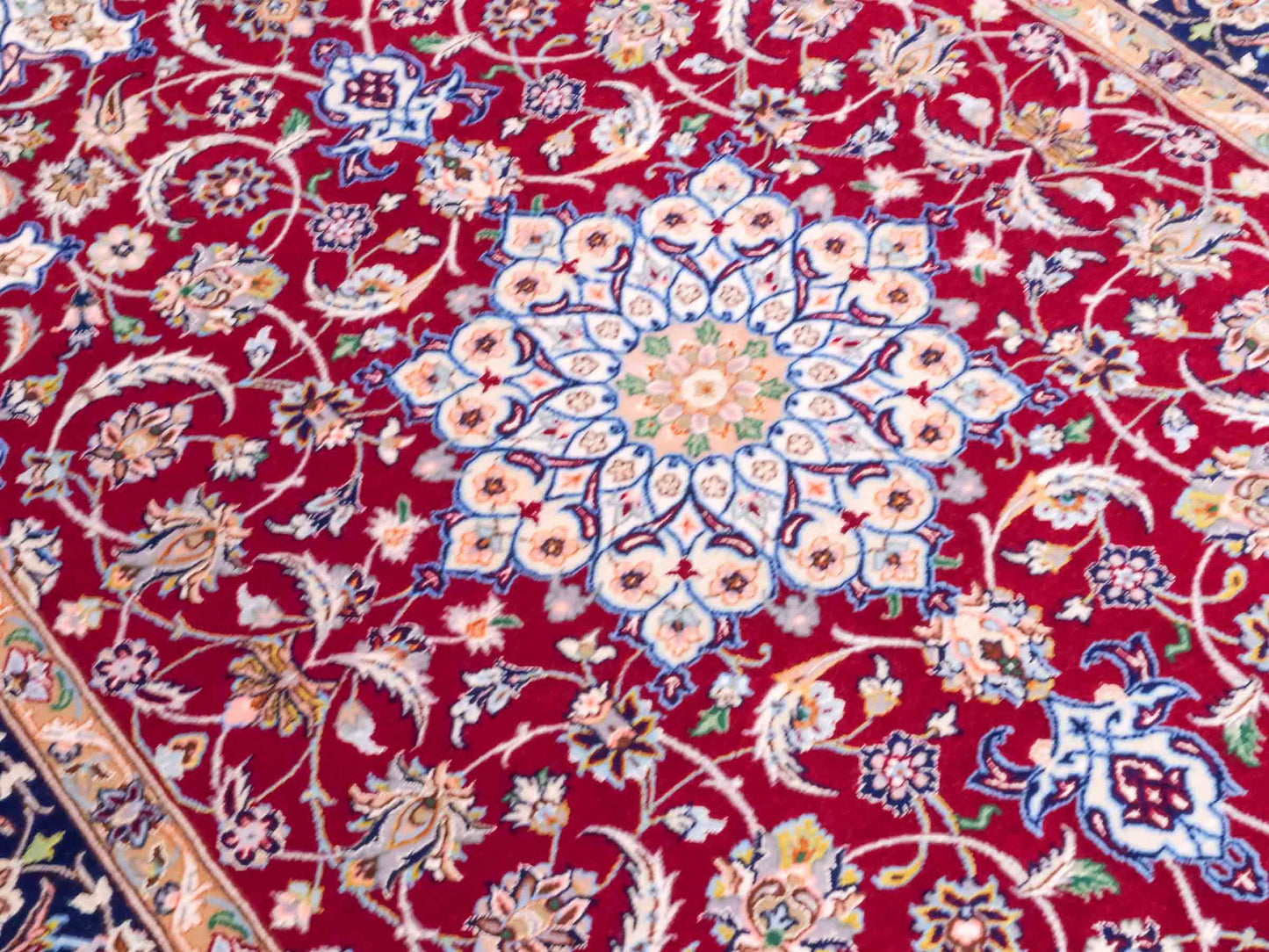 Handgeknüpfter "Entezari" Isfahan Perserteppich von Khademi aus Wolle mit Seide, rot. Feiner, persischer Teppich mit Medaillon, signiert. Orientteppich, geknüpft in Iran. Größe: 165 x 113 cm. Teppichnummer: SB3-1060 | Jupiter Intl.