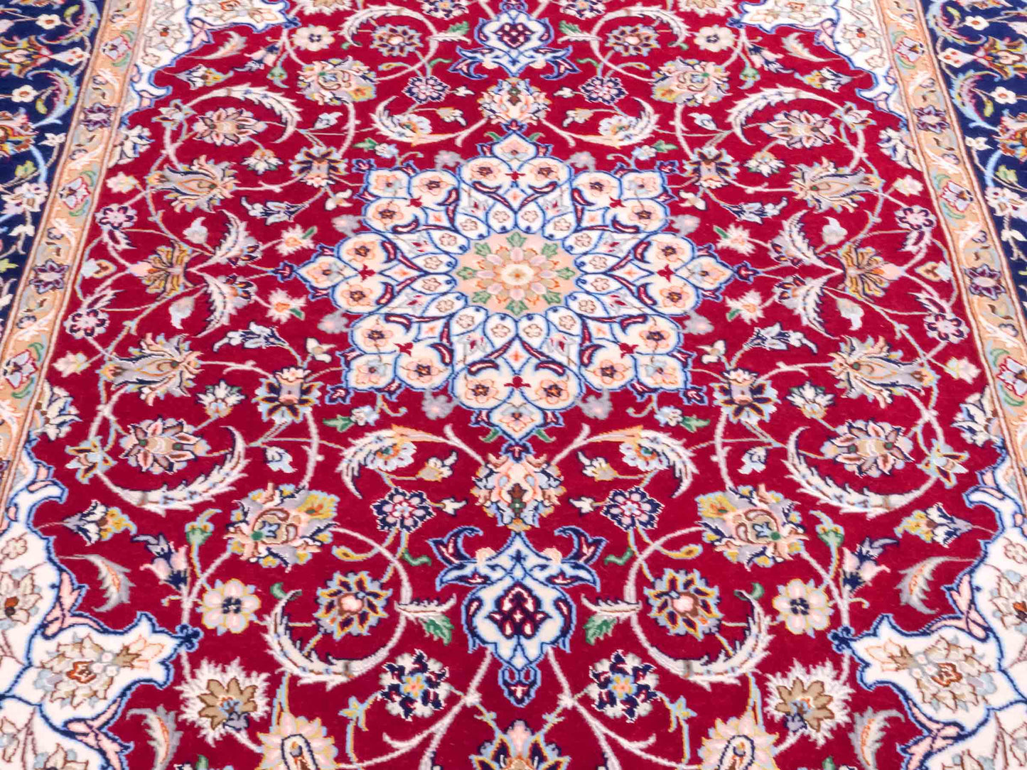 Handgeknüpfter "Entezari" Isfahan Perserteppich von Khademi aus Wolle mit Seide, rot. Feiner, persischer Teppich mit Medaillon, signiert. Orientteppich, geknüpft in Iran. Größe: 165 x 113 cm. Teppichnummer: SB3-1060 | Jupiter Intl.