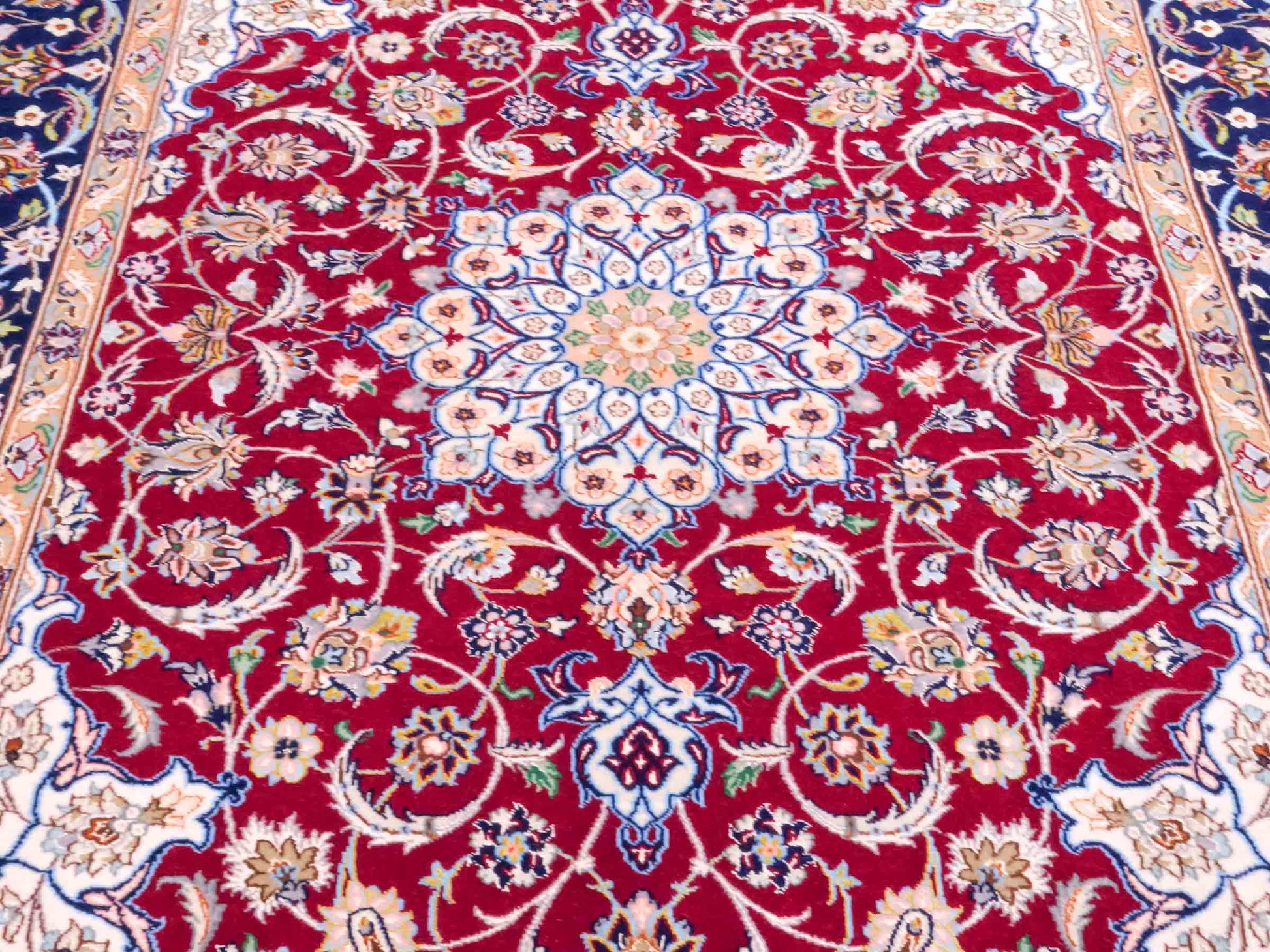 Handgeknüpfter "Entezari" Isfahan Perserteppich von Khademi aus Wolle mit Seide, rot. Feiner, persischer Teppich mit Medaillon, signiert. Orientteppich, geknüpft in Iran. Größe: 165 x 113 cm. Teppichnummer: SB3-1060 | Jupiter Intl.