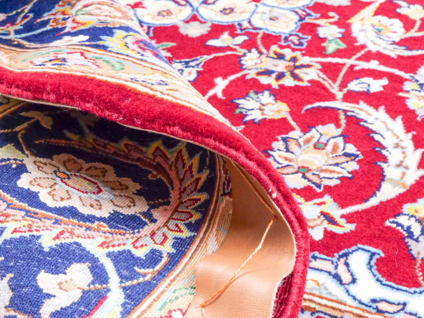 Handgeknüpfter "Entezari" Isfahan Perserteppich von Khademi aus Wolle mit Seide, rot. Feiner, persischer Teppich mit Medaillon, signiert. Orientteppich, geknüpft in Iran. Größe: 165 x 113 cm. Teppichnummer: SB3-1060 | Jupiter Intl.