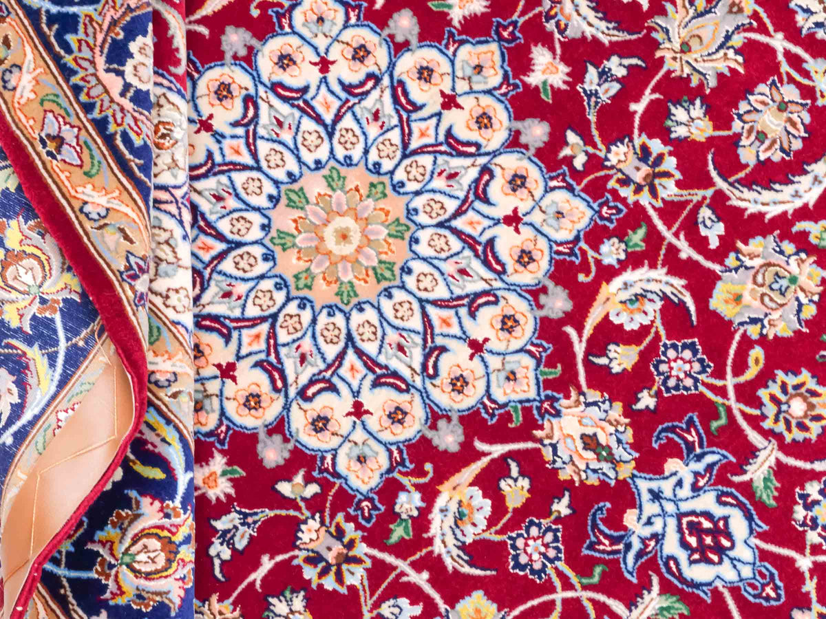 Handgeknüpfter "Entezari" Isfahan Perserteppich von Khademi aus Wolle mit Seide, rot. Feiner, persischer Teppich mit Medaillon, signiert. Orientteppich, geknüpft in Iran. Größe: 165 x 113 cm. Teppichnummer: SB3-1060 | Jupiter Intl.