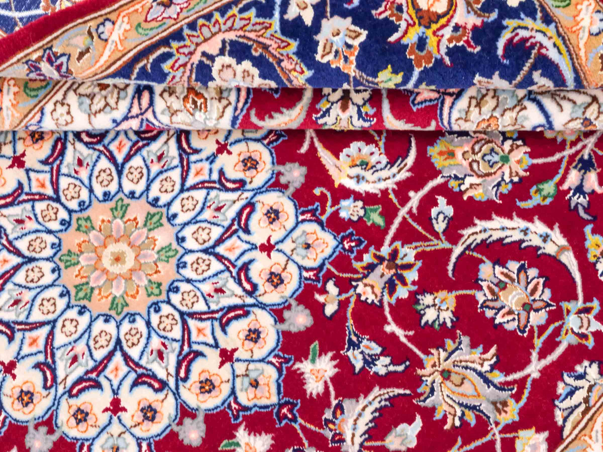 Handgeknüpfter "Entezari" Isfahan Perserteppich von Khademi aus Wolle mit Seide, rot. Feiner, persischer Teppich mit Medaillon, signiert. Orientteppich, geknüpft in Iran. Größe: 165 x 113 cm. Teppichnummer: SB3-1060 | Jupiter Intl.