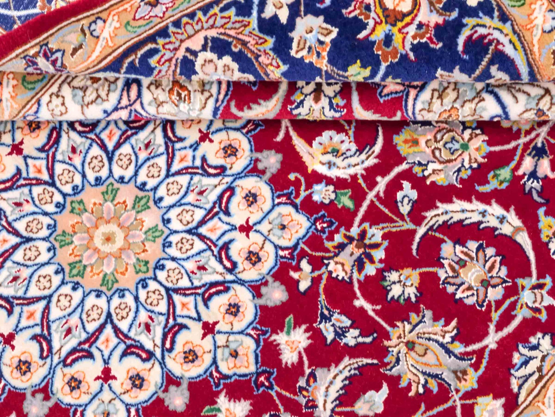 Handgeknüpfter "Entezari" Isfahan Perserteppich von Khademi aus Wolle mit Seide, rot. Feiner, persischer Teppich mit Medaillon, signiert. Orientteppich, geknüpft in Iran. Größe: 165 x 113 cm. Teppichnummer: SB3-1060 | Jupiter Intl.