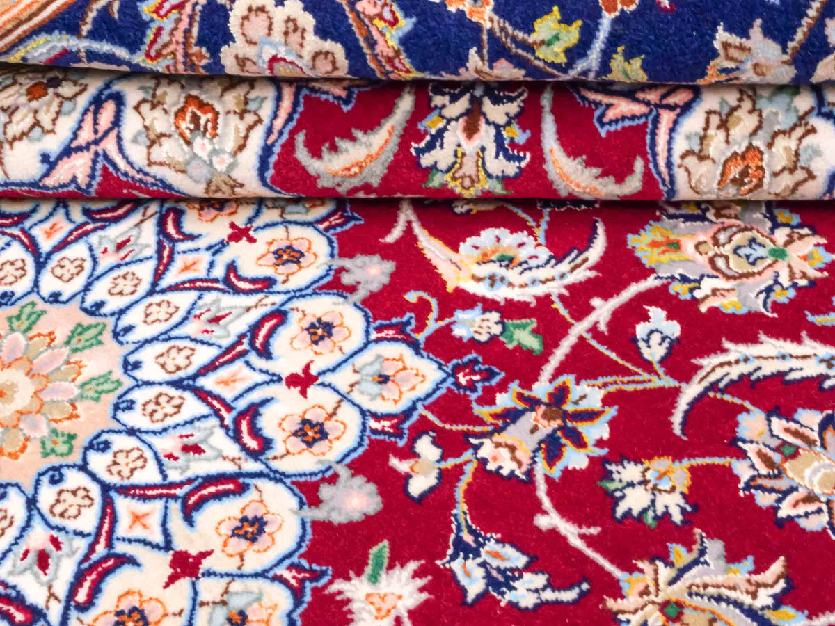 Handgeknüpfter "Entezari" Isfahan Perserteppich von Khademi aus Wolle mit Seide, rot. Feiner, persischer Teppich mit Medaillon, signiert. Orientteppich, geknüpft in Iran. Größe: 165 x 113 cm. Teppichnummer: SB3-1060 | Jupiter Intl.