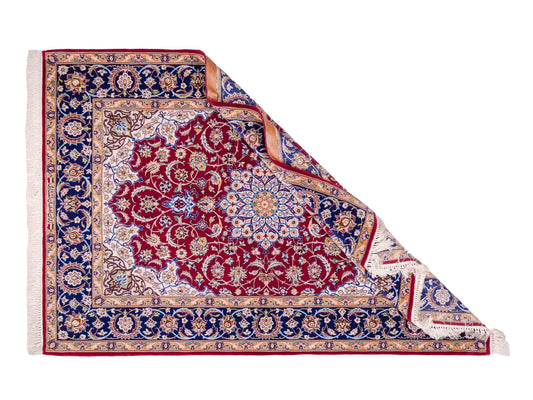 Handgeknüpfter "Entezari" Isfahan Perserteppich von Khademi aus Wolle mit Seide, rot. Feiner, persischer Teppich mit Medaillon, signiert. Orientteppich, geknüpft in Iran. Größe: 165 x 113 cm. Teppichnummer: SB3-1060 | Jupiter Intl.