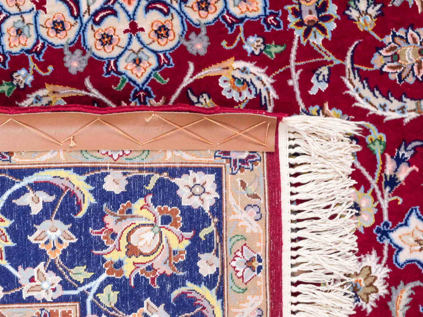 Handgeknüpfter "Entezari" Isfahan Perserteppich von Khademi aus Wolle mit Seide, rot. Feiner, persischer Teppich mit Medaillon, signiert. Orientteppich, geknüpft in Iran. Größe: 165 x 113 cm. Teppichnummer: SB3-1060 | Jupiter Intl.