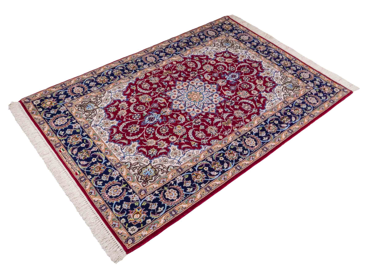 Handgeknüpfter "Entezari" Isfahan Perserteppich von Khademi aus Wolle mit Seide, rot. Feiner, persischer Teppich mit Medaillon, signiert. Orientteppich, geknüpft in Iran. Größe: 165 x 113 cm. Teppichnummer: SB3-1060 | Jupiter Intl.