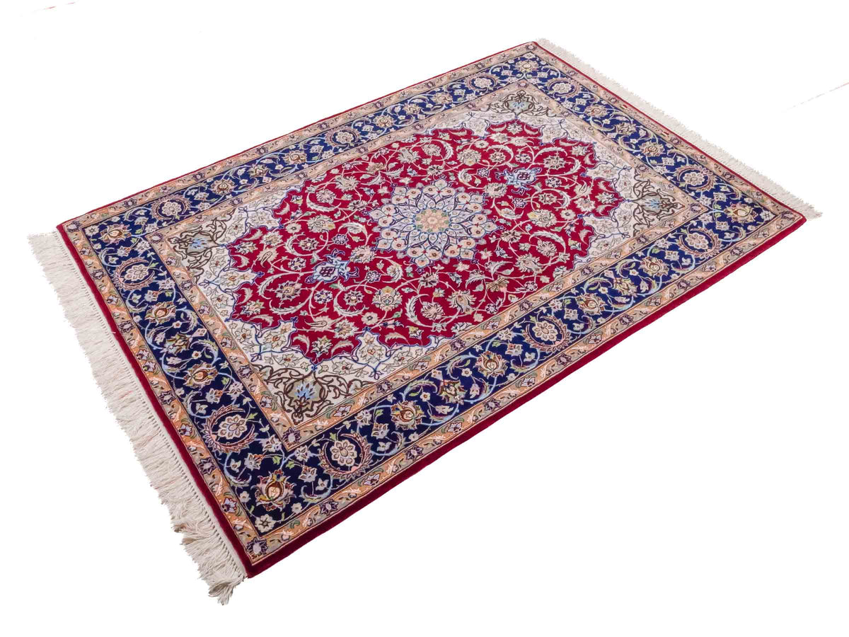 Handgeknüpfter "Entezari" Isfahan Perserteppich von Khademi aus Wolle mit Seide, rot. Feiner, persischer Teppich mit Medaillon, signiert. Orientteppich, geknüpft in Iran. Größe: 165 x 113 cm. Teppichnummer: SB3-1060 | Jupiter Intl.