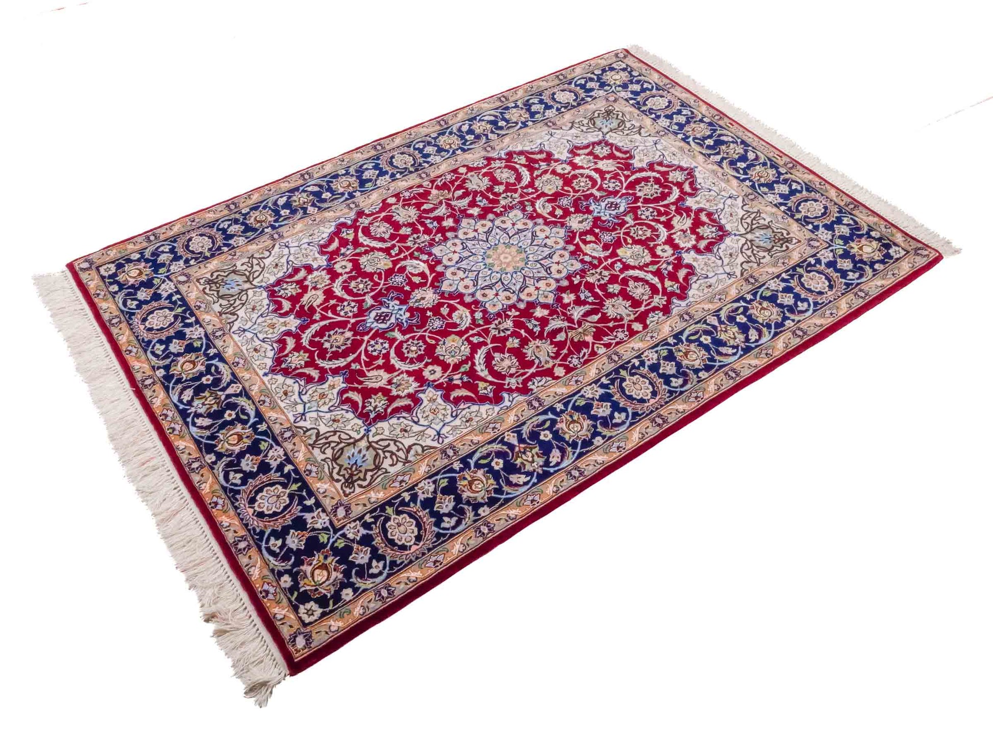 Handgeknüpfter "Entezari" Isfahan Perserteppich von Khademi aus Wolle mit Seide, rot. Feiner, persischer Teppich mit Medaillon, signiert. Orientteppich, geknüpft in Iran. Größe: 165 x 113 cm. Teppichnummer: SB3-1060 | Jupiter Intl.