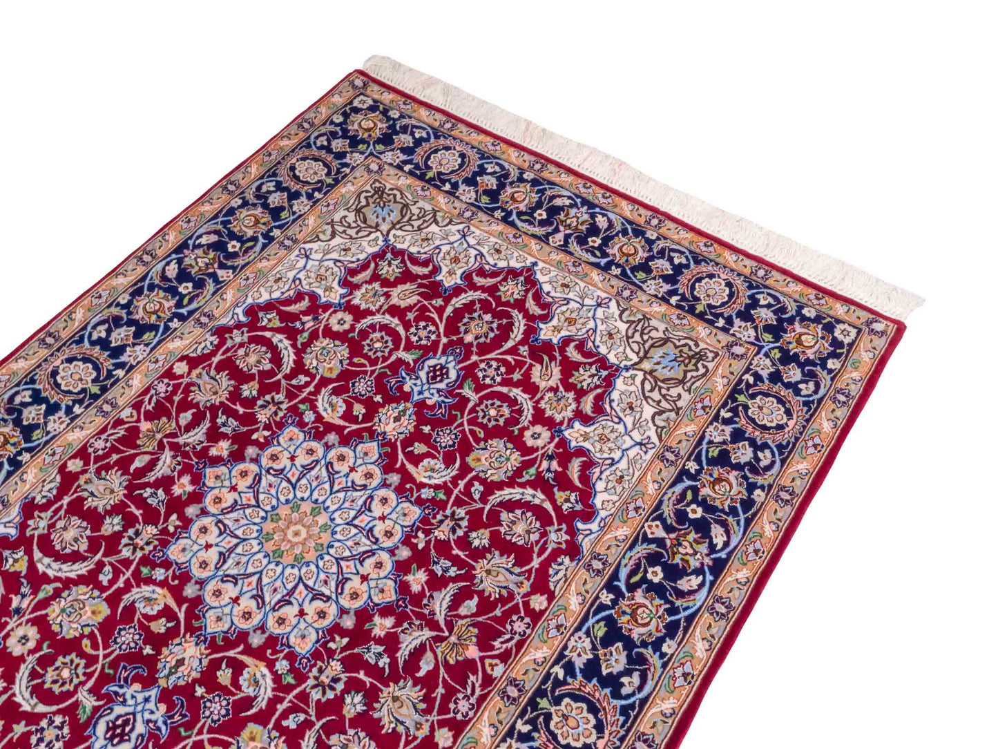 Handgeknüpfter "Entezari" Isfahan Perserteppich von Khademi aus Wolle mit Seide, rot. Feiner, persischer Teppich mit Medaillon, signiert. Orientteppich, geknüpft in Iran. Größe: 165 x 113 cm. Teppichnummer: SB3-1060 | Jupiter Intl.